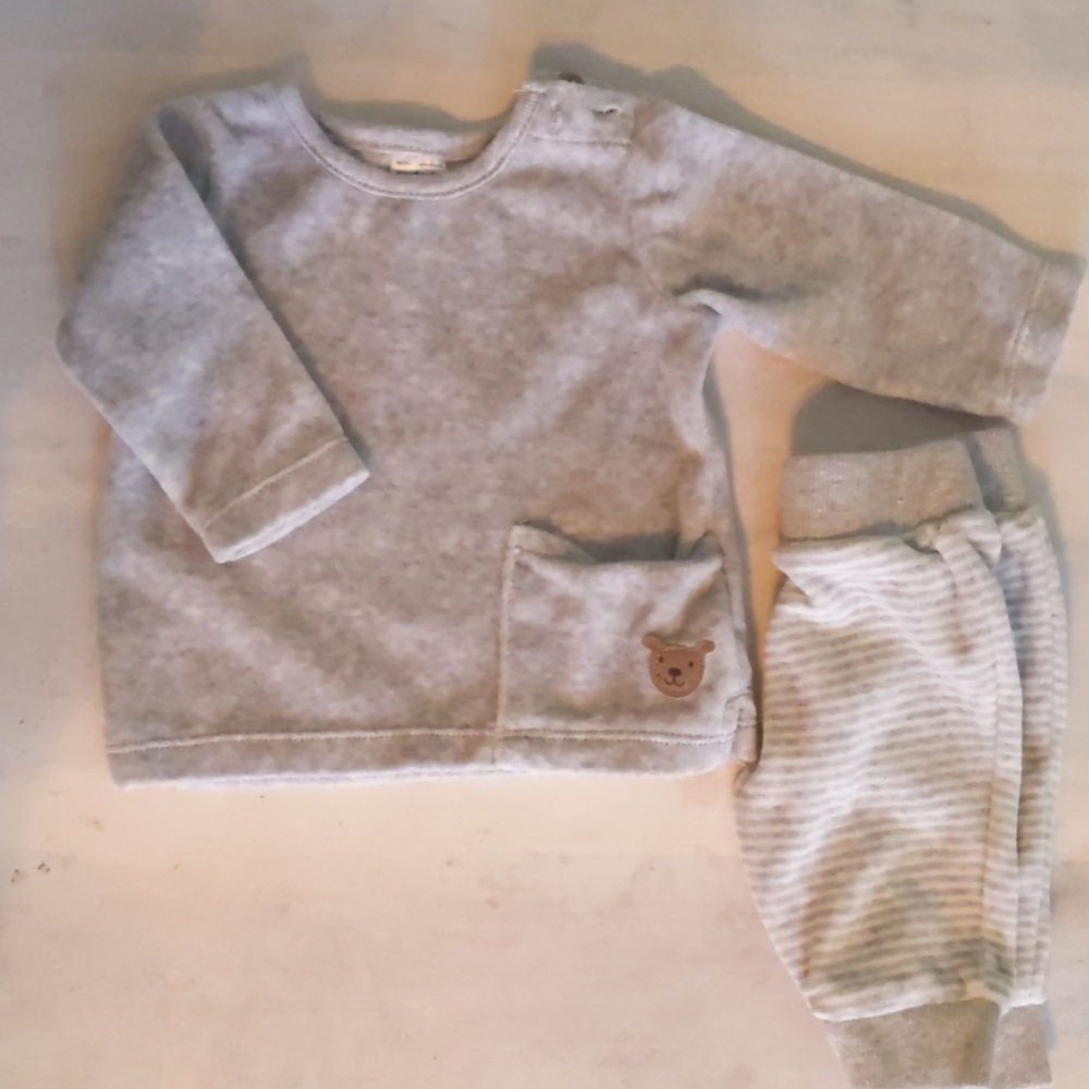 👶 3/$12 - Super soft velour outfit from Carter's
